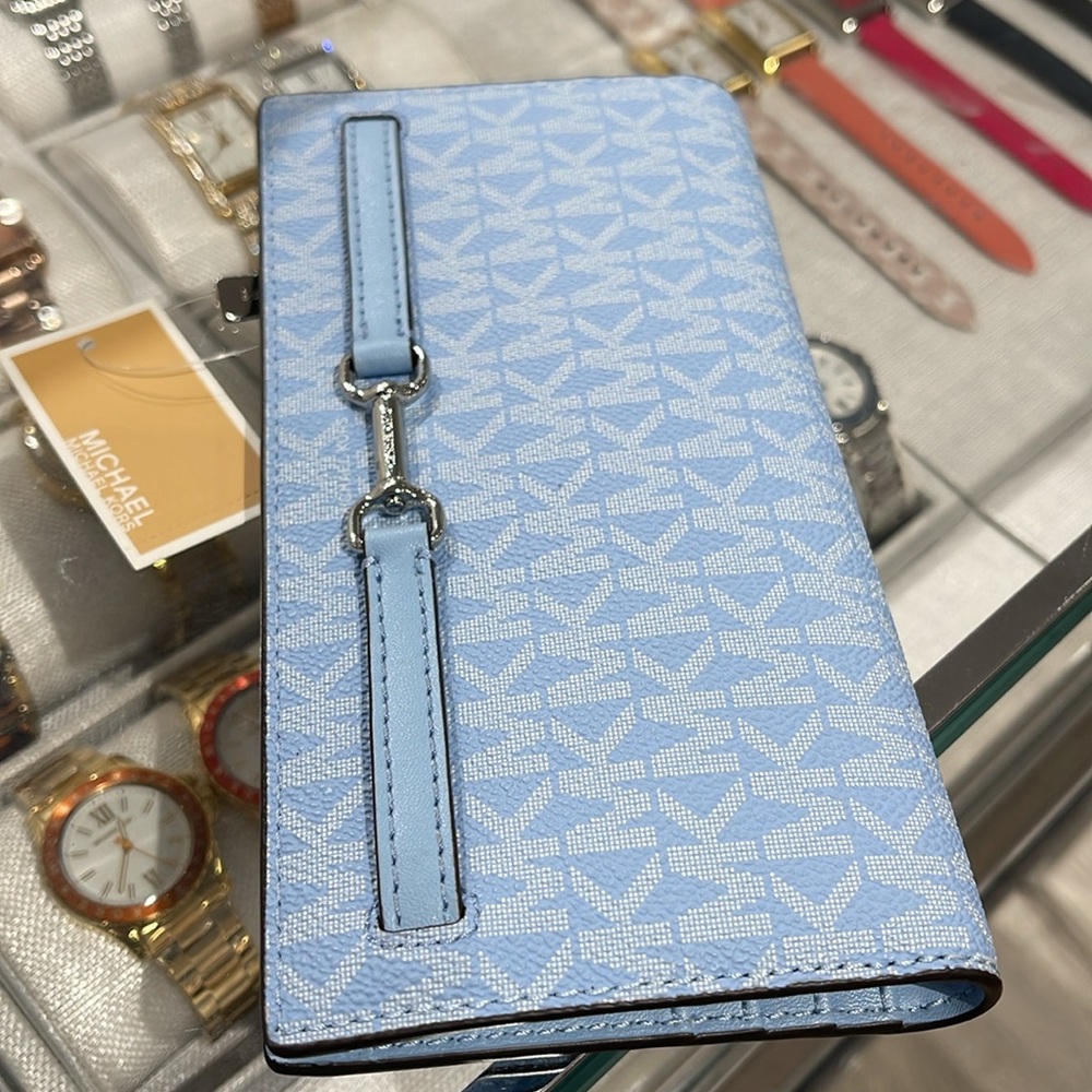 MICHAEL KORS Carson Large Signature Logo Bifold Wallet
Light Sky
NWT - Picture 15 of 16